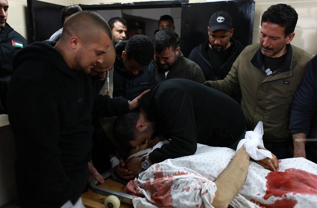 وداع الشهيدين معمر في مستشفى رفيديا بمدينة نابلس (تصوير: أيمن النوباني/وفا)